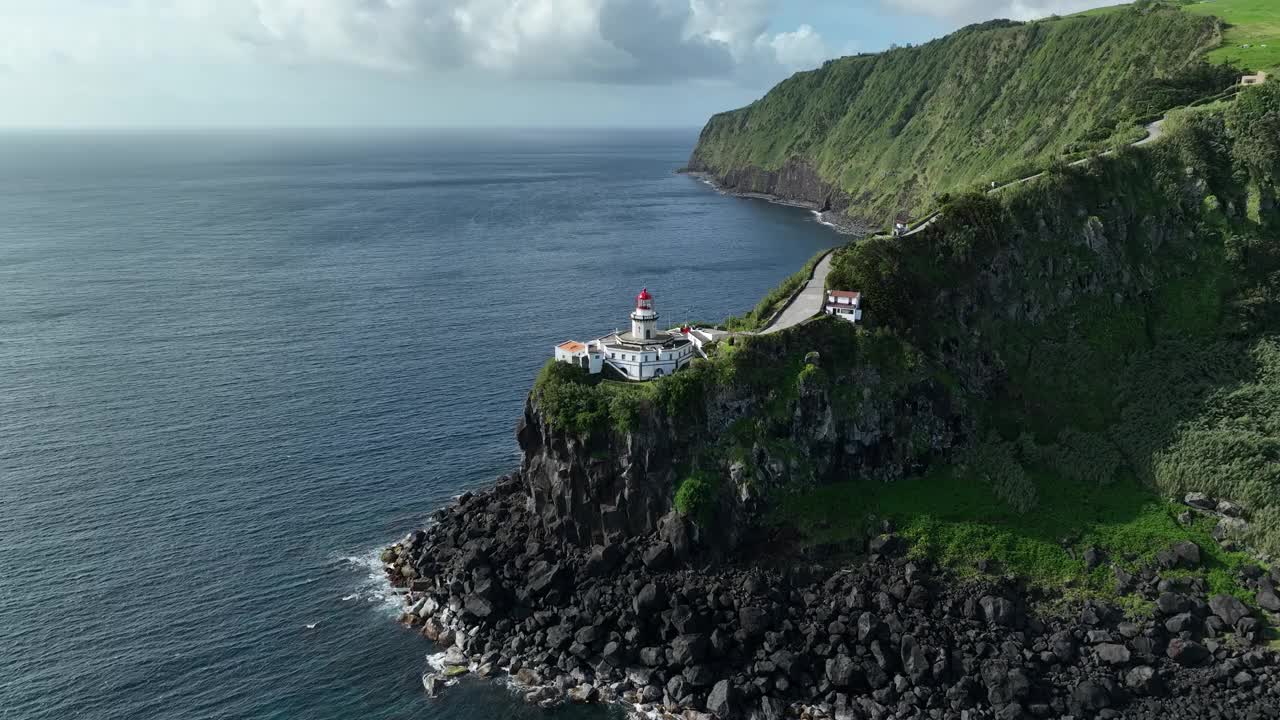 位于圣米格尔海岸线上的Farol Ponta do Arnel灯塔。空中视频素材