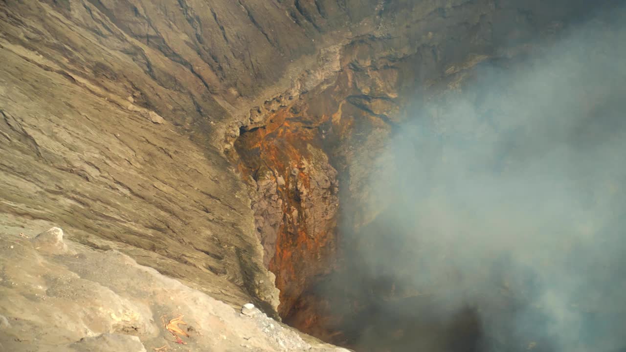 爪哇岛上冒着热气的活火山Bromo的视频视频素材