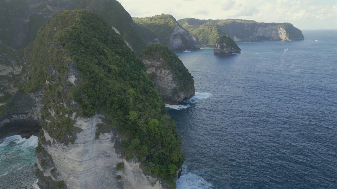 航拍巴厘岛努沙佩尼达的海岸线视频素材