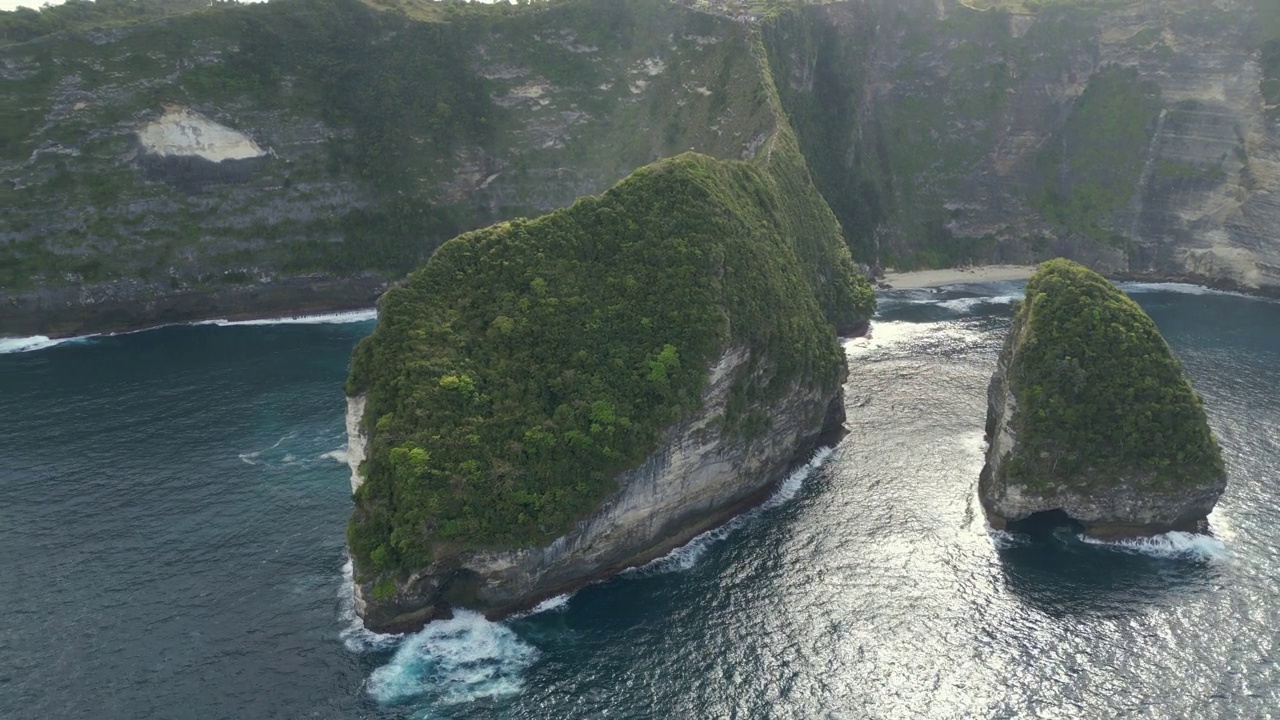 无人机在巴厘岛努沙佩尼达的克林金上空拍摄视频素材