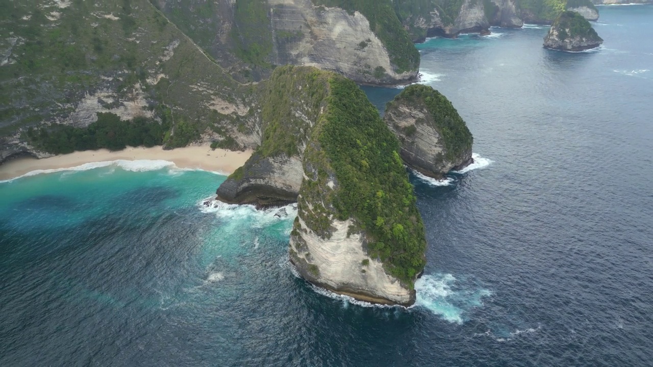 无人机拍摄的巴厘岛努沙佩尼达科林金海滩霸王龙头部视频素材