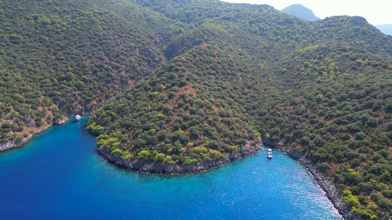 乘船观赏地中海海湾。视频素材