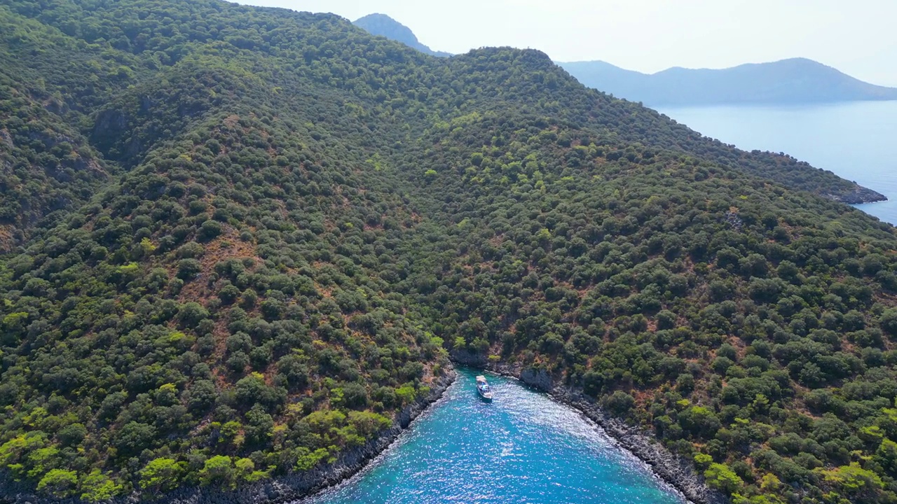 乘船观赏地中海海湾。视频素材