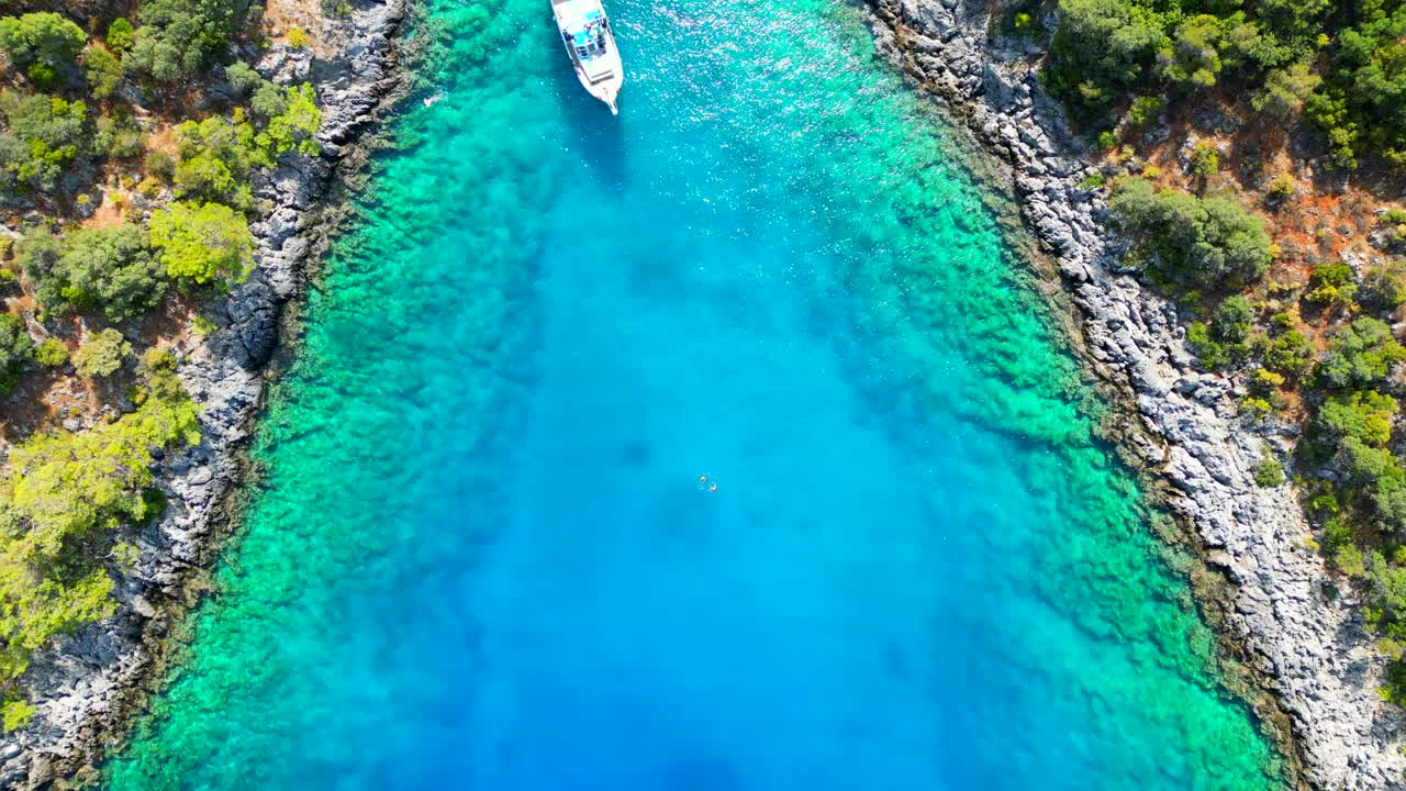 乘船观赏地中海海湾。视频素材