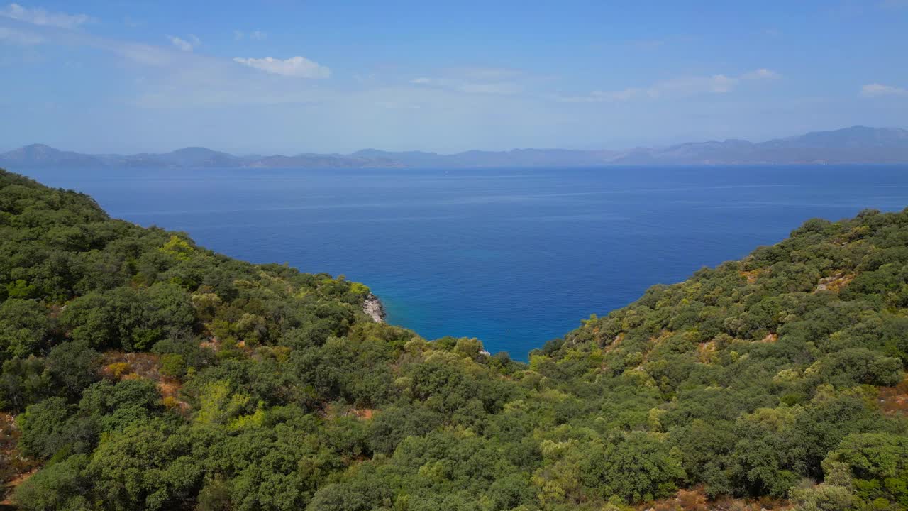 乘船观赏地中海海湾。视频素材