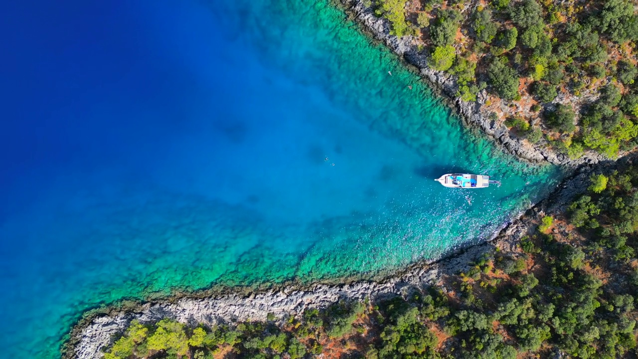 乘船观赏地中海海湾。视频素材