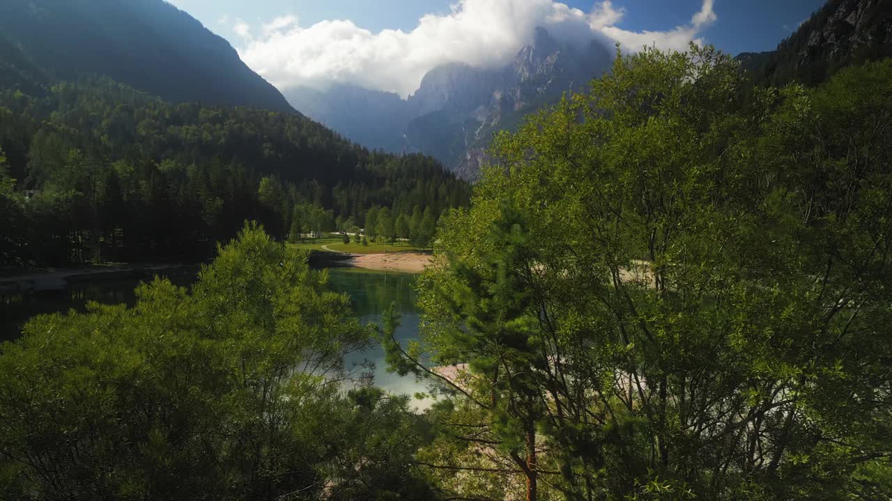 高空无人机拍摄的贾斯纳湖，背景是朱利安·阿尔卑斯山，斯洛文尼亚克拉尼斯卡戈拉视频素材