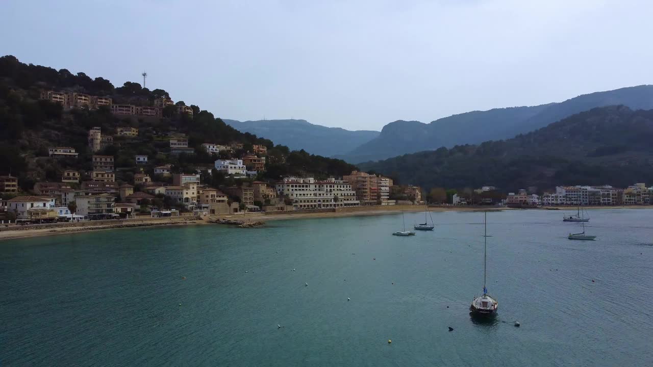 无人机在西班牙巴利阿里群岛德索勒港拍摄的沿海建筑和特拉蒙塔纳码头视频素材