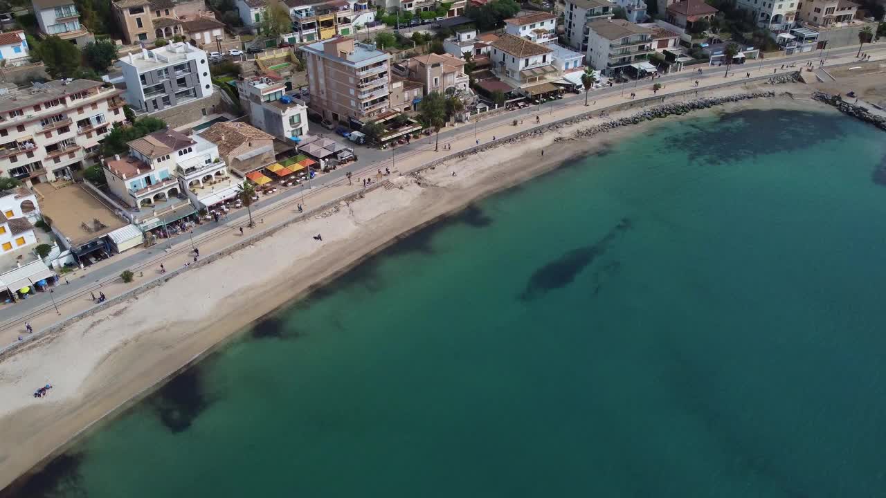 西班牙马略卡岛海岸建筑和索勒港海滩上空的无人机镜头视频素材