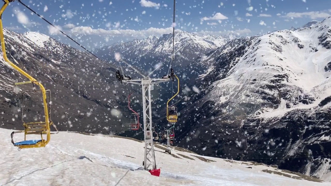 雪山和蓝天的美丽全景。从滑雪缆车俯瞰。冬季冰雪覆盖的森林里，滑雪道上的单座缆车。视频素材