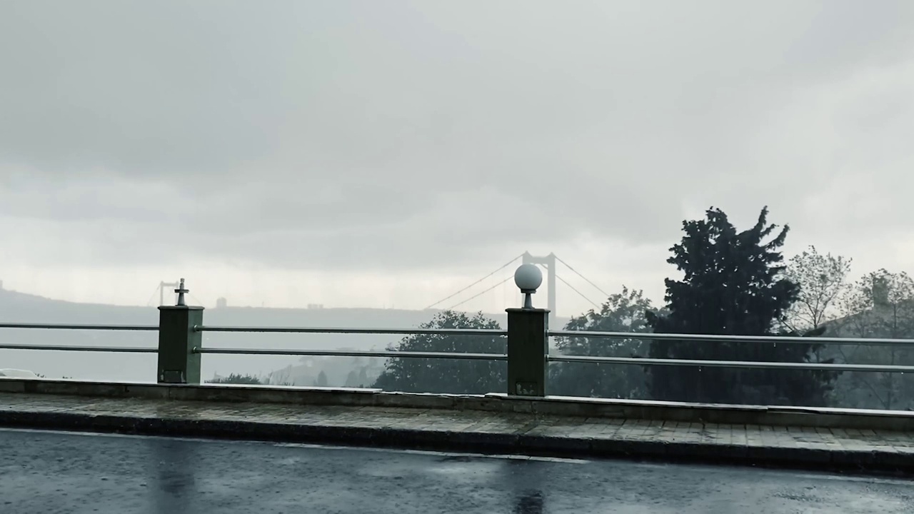 下雨天的伊斯坦布尔博斯普鲁斯大桥视频下载