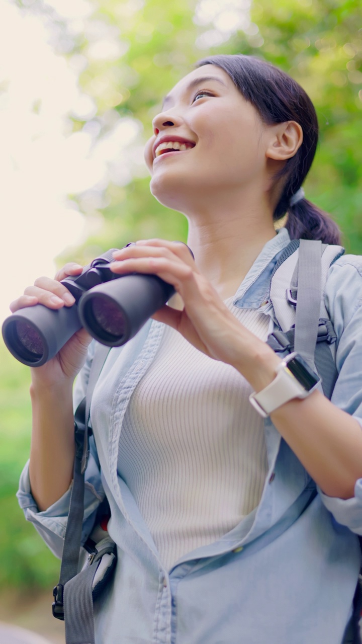 在山上徒步旅行的亚洲妇女视频素材