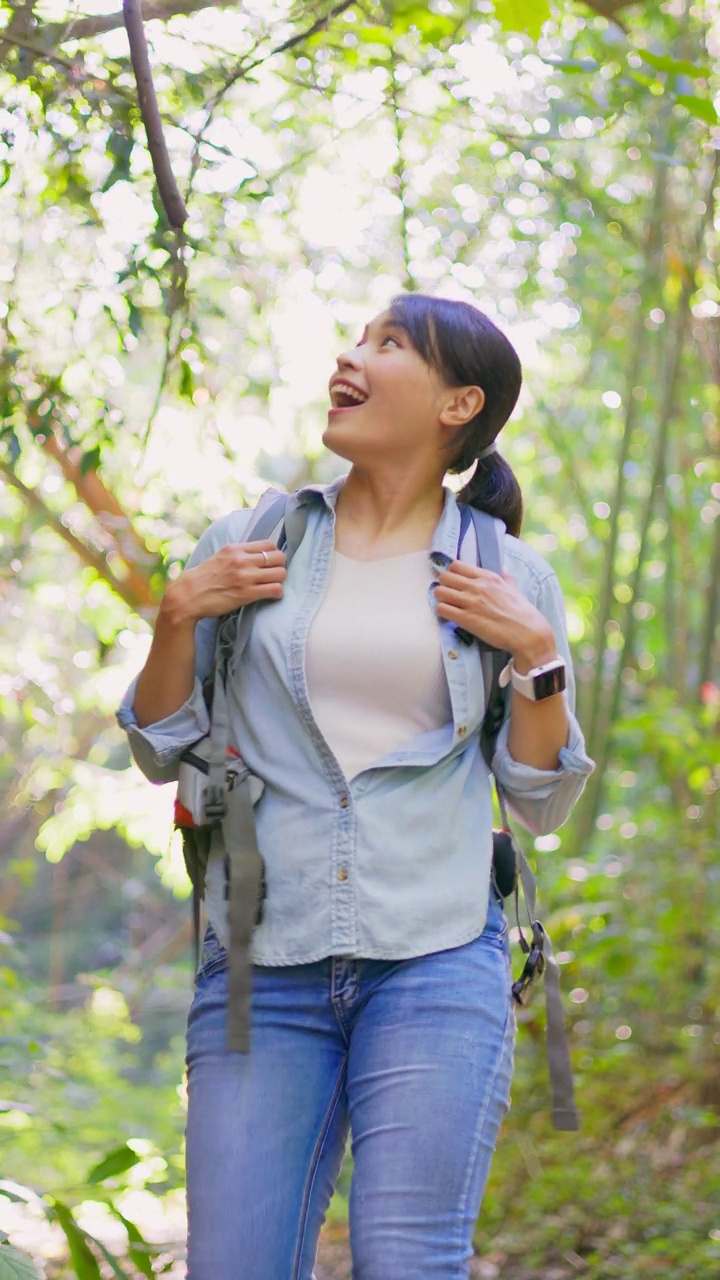 在山上徒步旅行的亚洲妇女视频素材