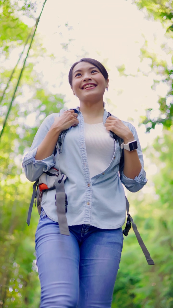 在山上徒步旅行的亚洲妇女视频素材