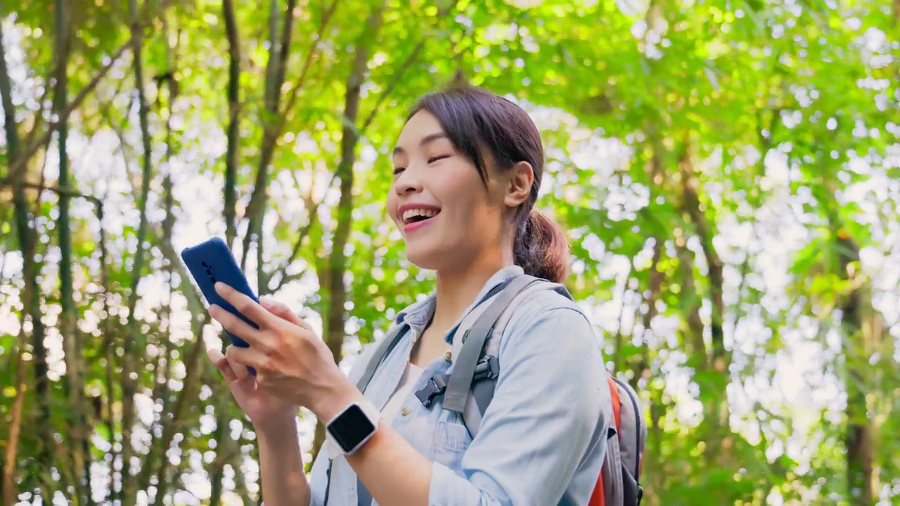 在山上徒步旅行的亚洲妇女视频素材