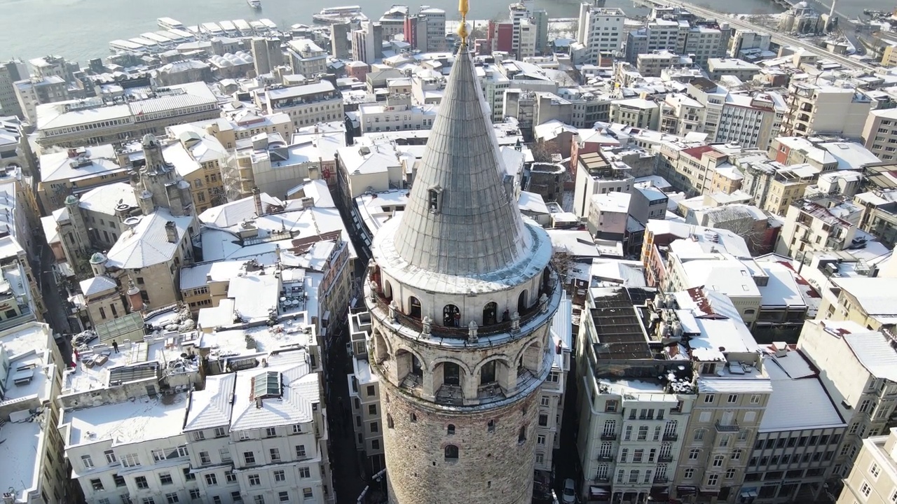 加拉塔在冬季无人机视频，加拉塔Beyoglu，伊斯坦布尔土耳其(土耳其)视频素材