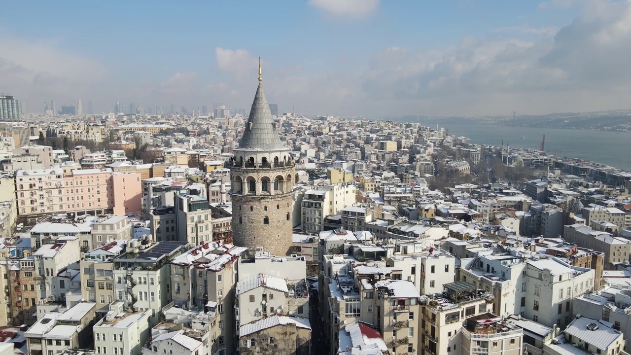 加拉塔在冬季无人机视频，加拉塔Beyoglu，伊斯坦布尔土耳其(土耳其)视频素材