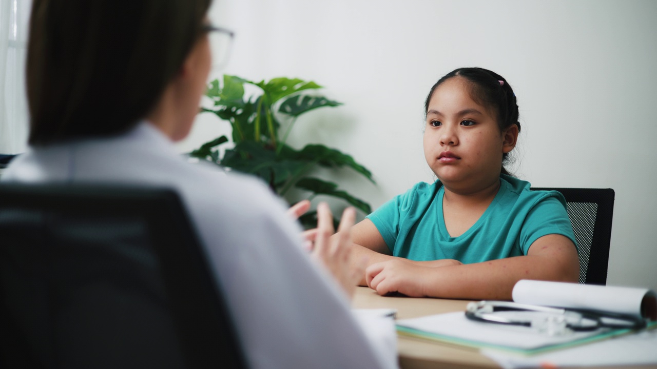 年轻女性专业保健皮肤科检查与青少年患者视频下载