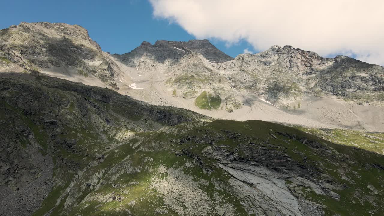 空中全景的Pizzo Tambò和Cime di Val Loga在夏天-意大利阿尔卑斯山视频素材