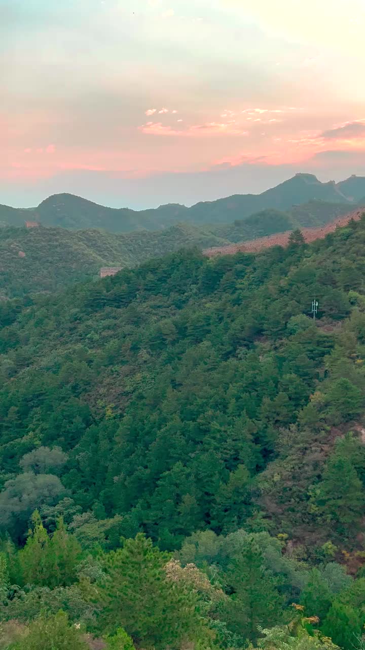 美丽的日出在金山岭长城，河北，北京，中国视频素材