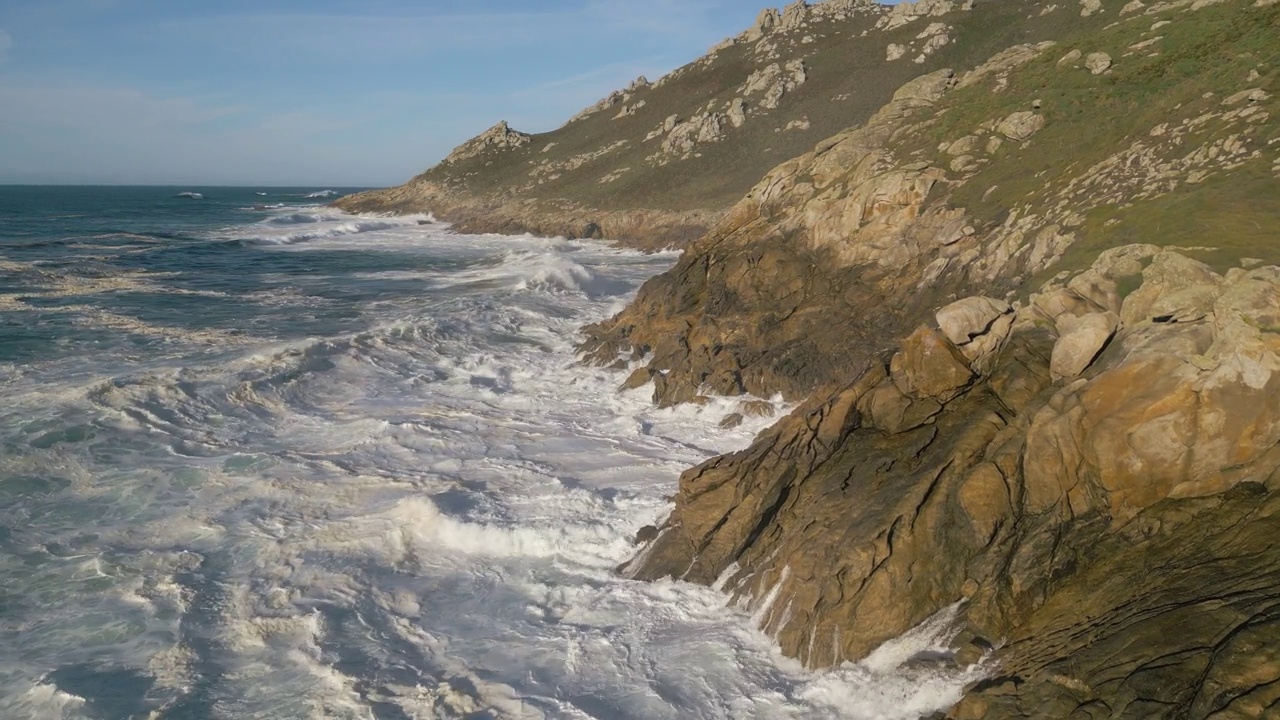 海浪在悬崖上破碎的风景视频素材