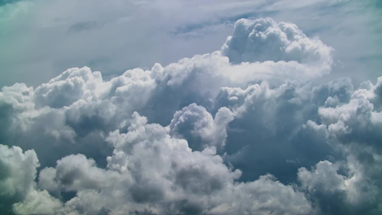 从温柔的云过渡到暴风雨的雷雨天空，惊人的风暴白云在蓝天。延时天空背景。戏剧性的天空蓬松的云时间流逝，时间流逝视频素材