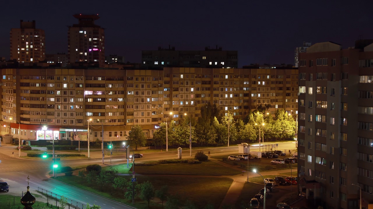 城市交通和高层住宅。高层住宅的延时夜景。高架景观城市天际线。夜间灯光延时。街道背景背景夜间延时视频素材