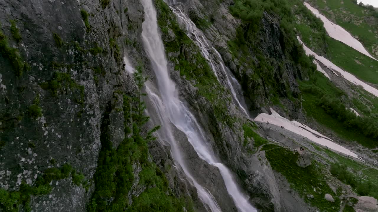 鸟瞰图，水从风景如画的瀑布边缘奔流而下视频素材