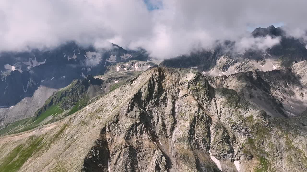 在高加索山脉的山脊上，无人驾驶飞机俯瞰一座不知名的岩石山视频素材