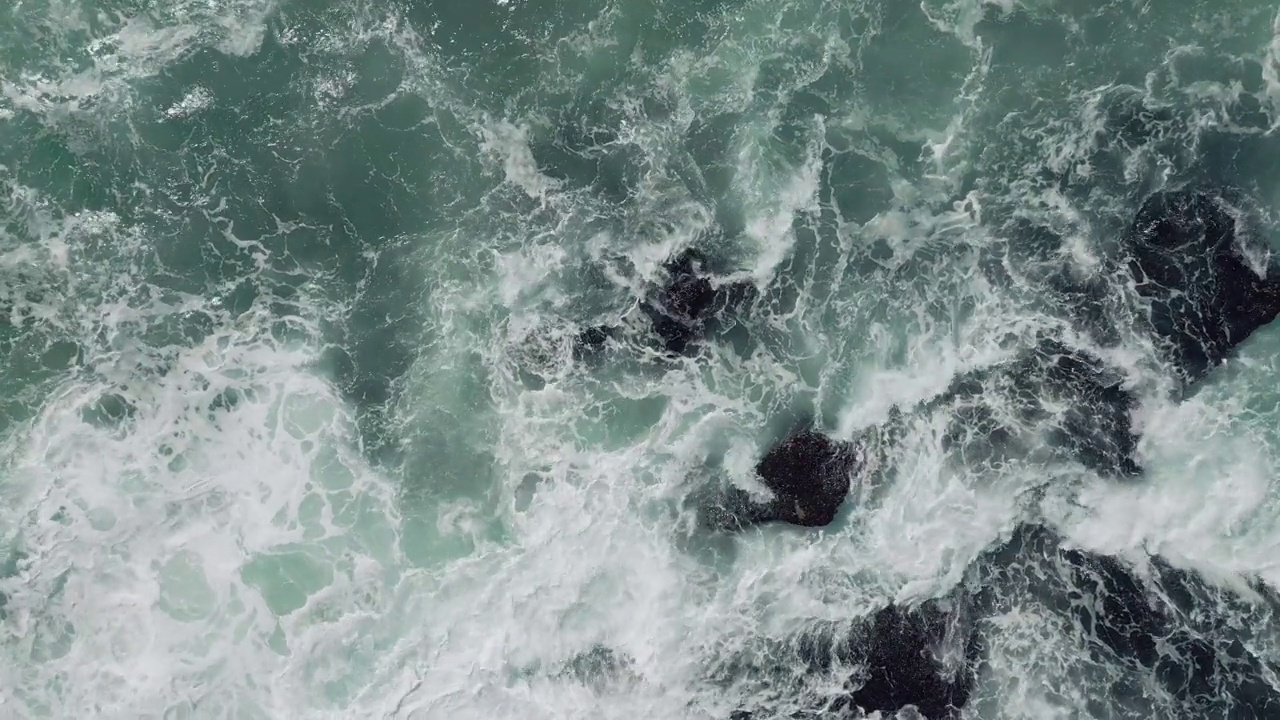 空中的海浪掠过岩石嶙峋的海岸线视频素材