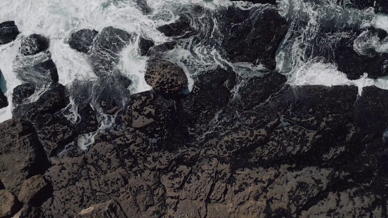 空中的海浪掠过岩石嶙峋的海岸线视频素材