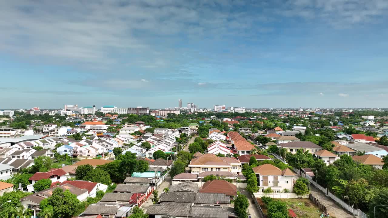 鸟瞰图在城市的城镇住宅视频素材