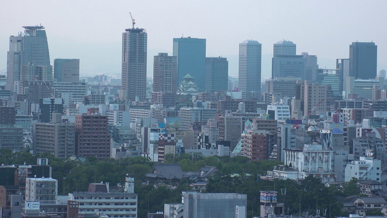 日本，大阪:大阪市白天的鸟瞰图。视频素材