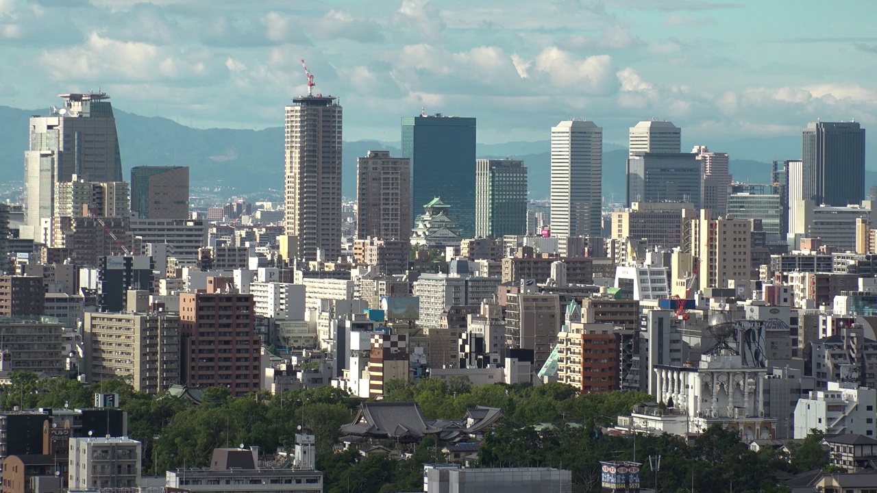 日本，大阪:大阪市白天的鸟瞰图。视频素材