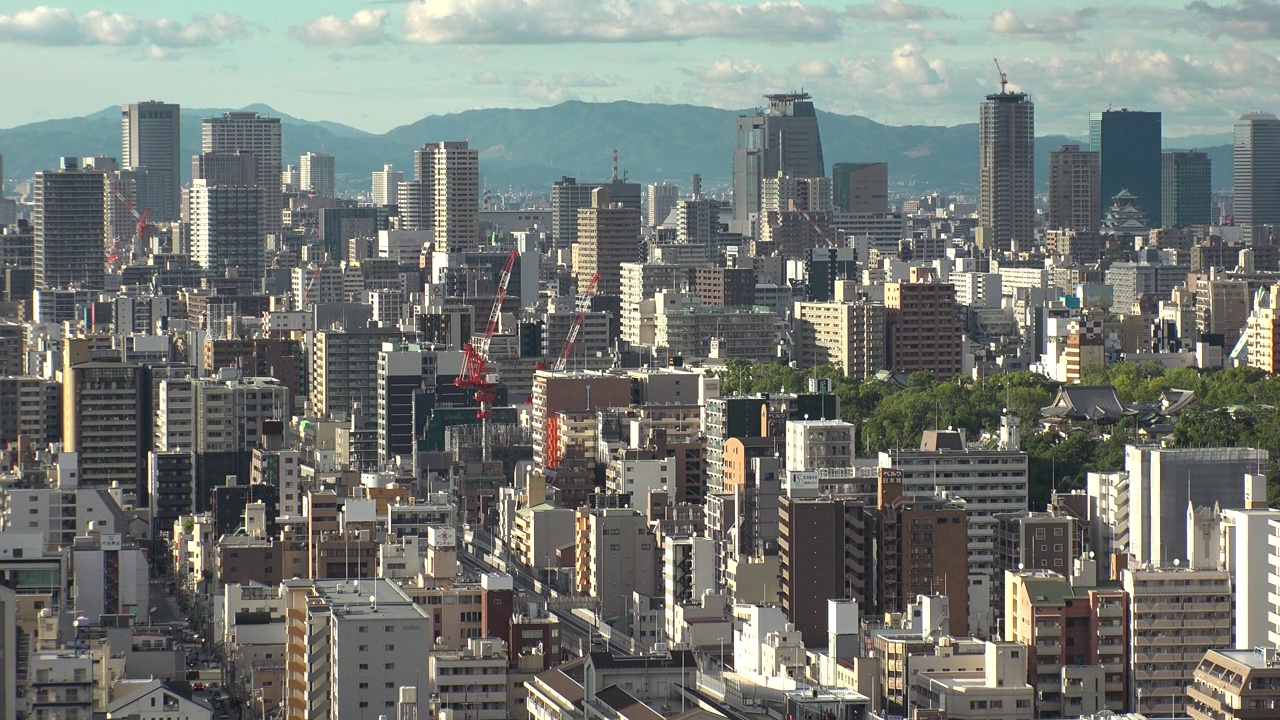 日本，大阪:大阪市白天的鸟瞰图。视频素材