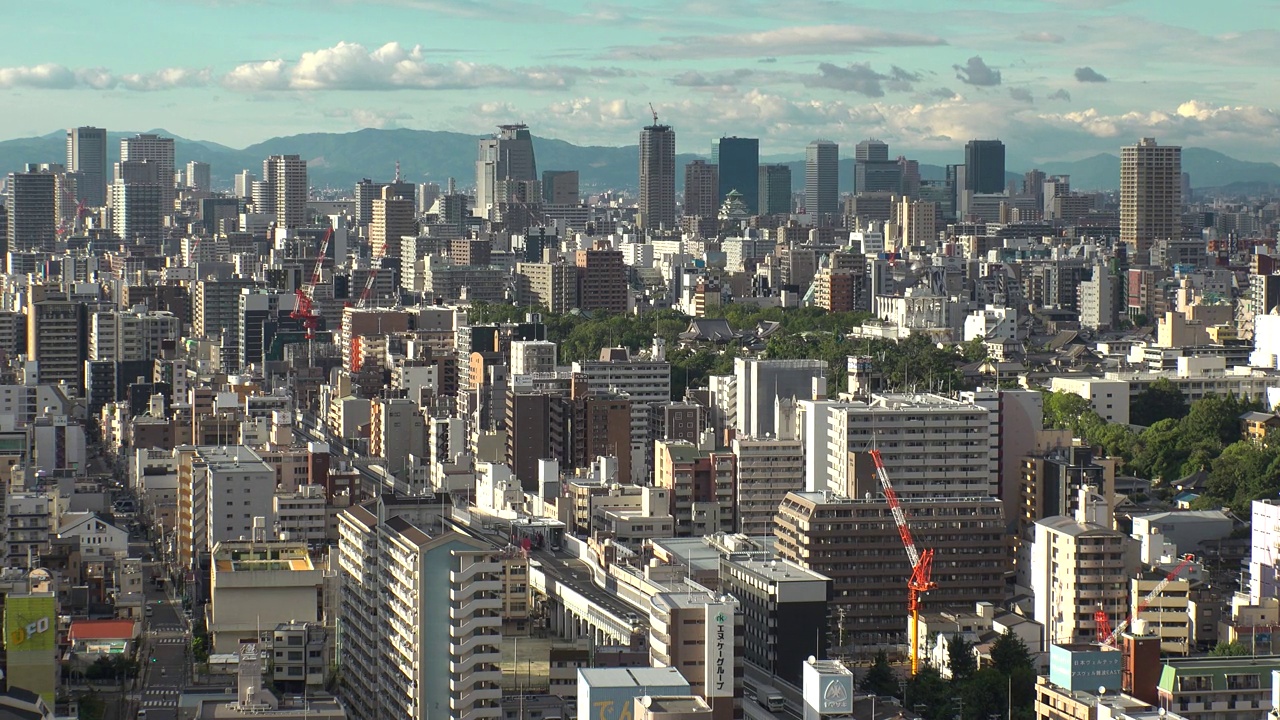 日本，大阪:大阪市白天的鸟瞰图。视频素材