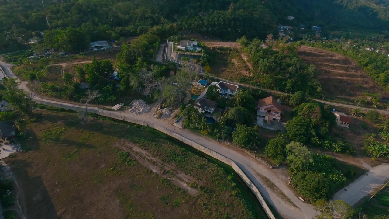 鸟瞰图亚洲乡村阳光明媚的标志性基础设施与山湖和飞行套件视频素材