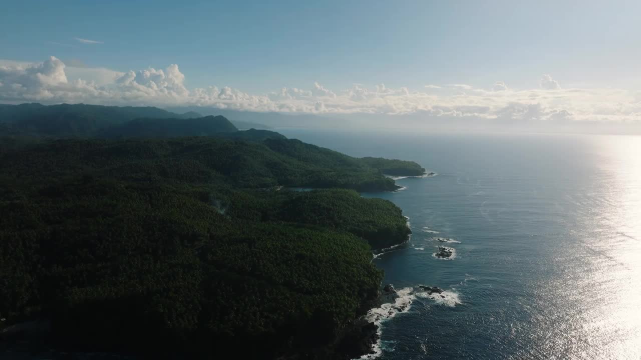 苏尔里高海岸线上的海浪。菲律宾。视频素材