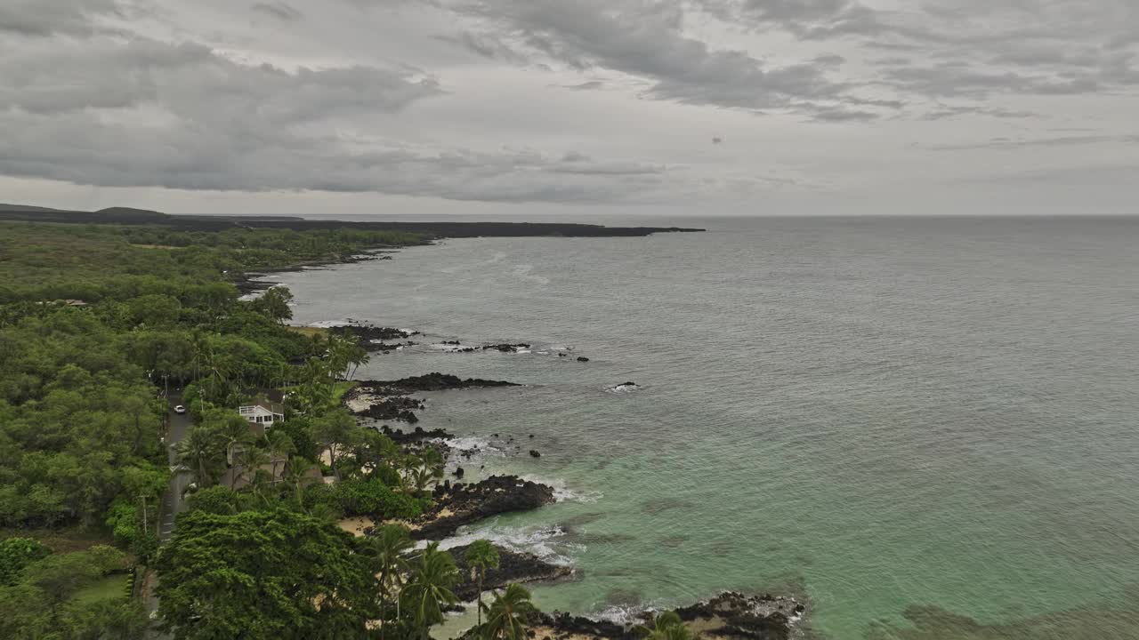 夏威夷毛伊岛的Wailea-Makena空中v3无人机飞越Ahihi湾，在阴天拍摄岩石海岸线，郁郁葱葱的植被和卡拉哈库山的景色-用Mavic 3 Cine拍摄- 2022年12月视频素材