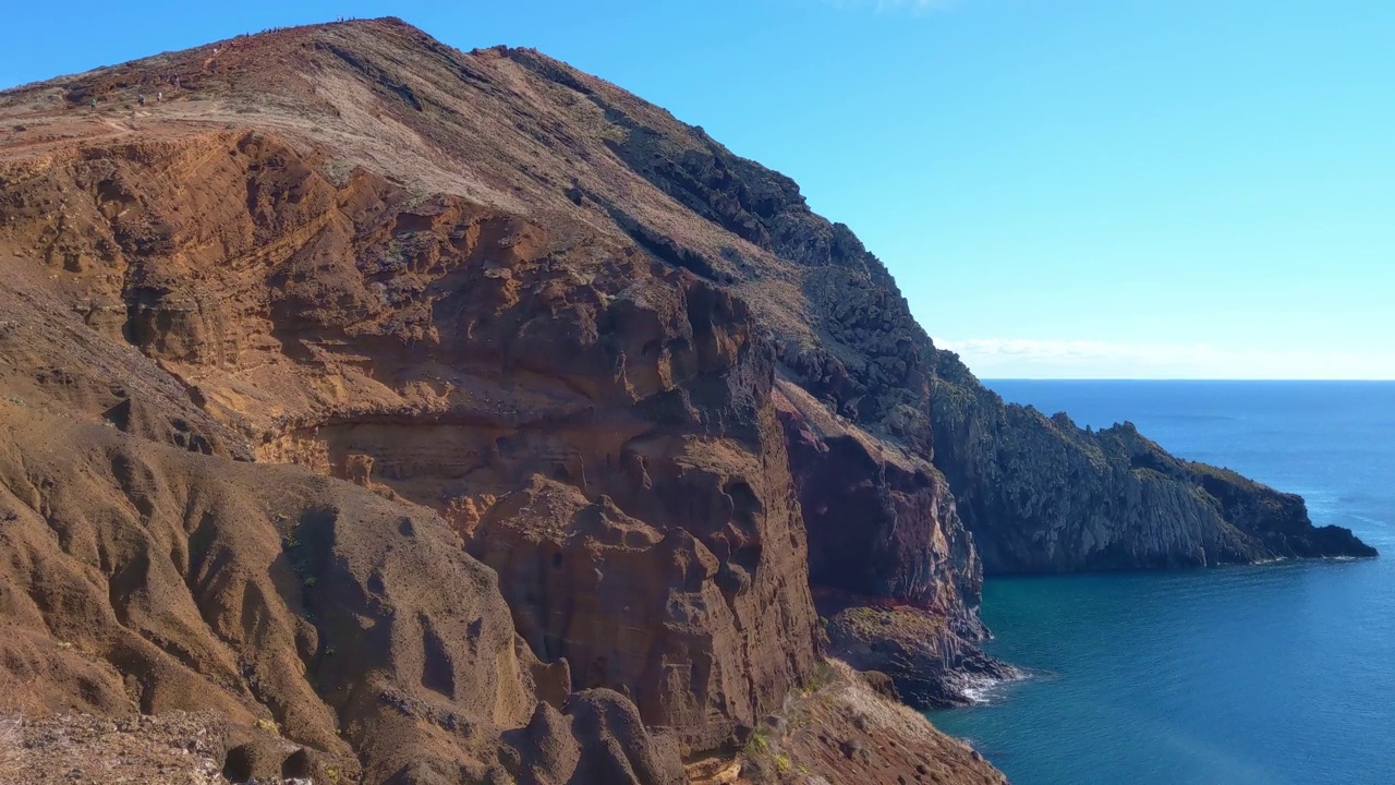 马德拉岛山坡上明亮的火山岩视频素材