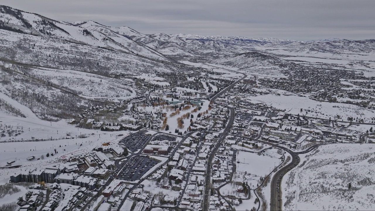 犹他州帕克城Aerial v76高空无人机飞越市中心，拍摄山坡房屋，滑雪坡和覆盖在原始白色积雪中的山地景观-使用Mavic 3 Cine拍摄- 2023年2月视频素材