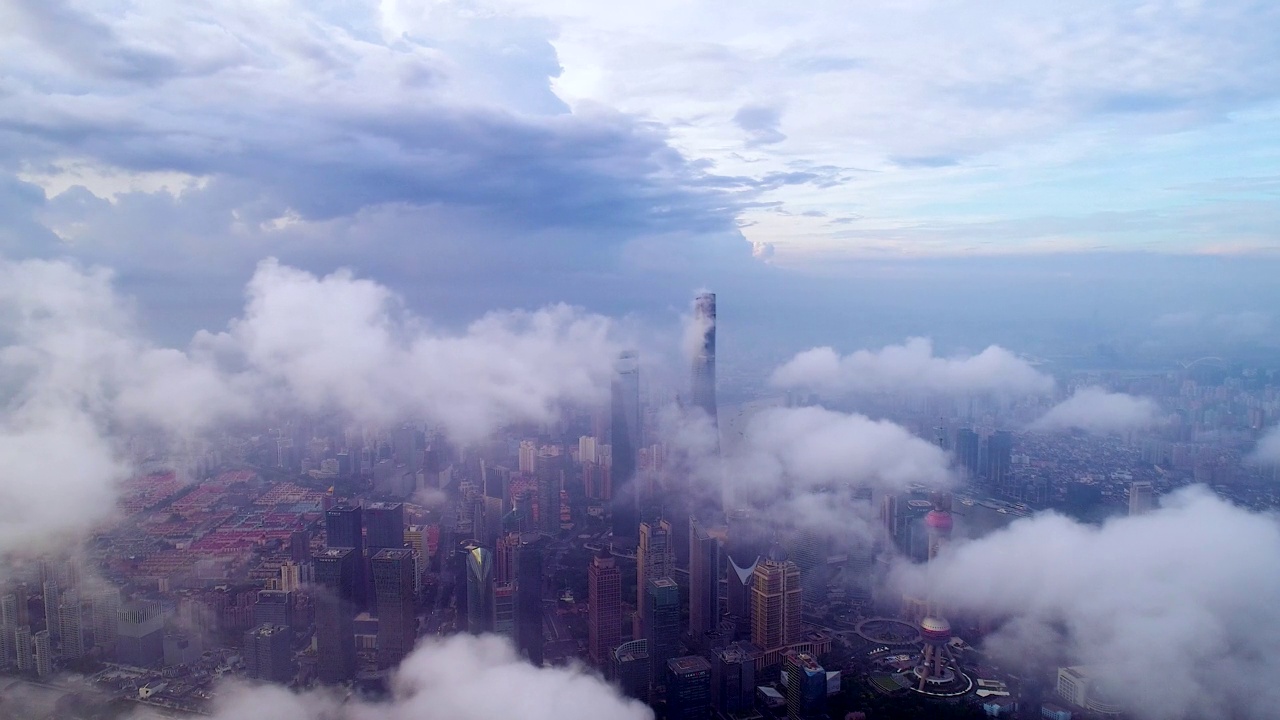 浓雾中的上海天际线视频下载