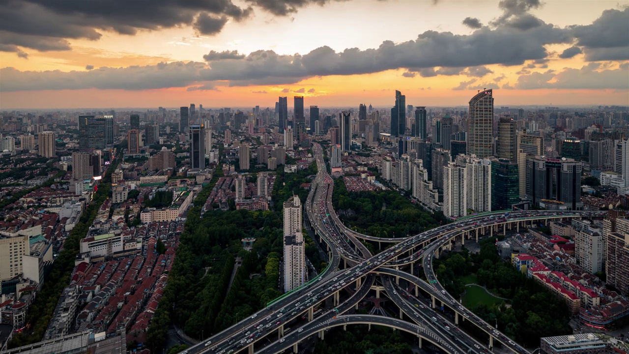 上海市中心的高架桥和建筑背景视频下载