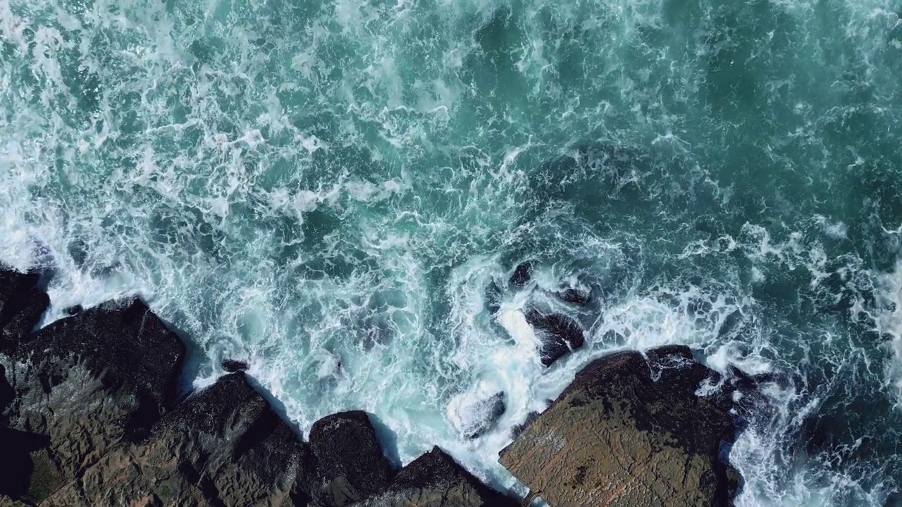 空中的海浪掠过岩石嶙峋的海岸线视频素材