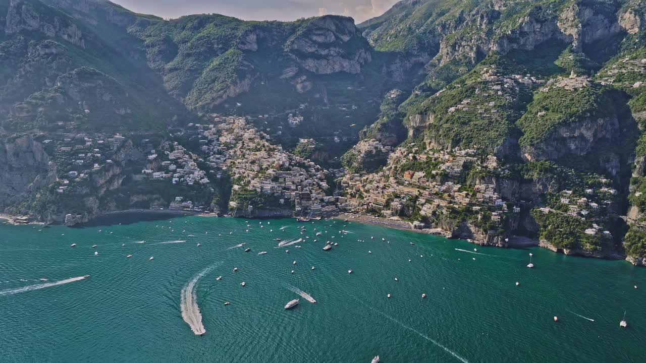 空中v1无人机飞越第勒尼安海进入沿海海湾，拍摄热门旅游目的地悬崖边的小镇，绿松石蓝色海水的海滨海滩-用Mavic 3 Cine拍摄- 2023年5月视频素材