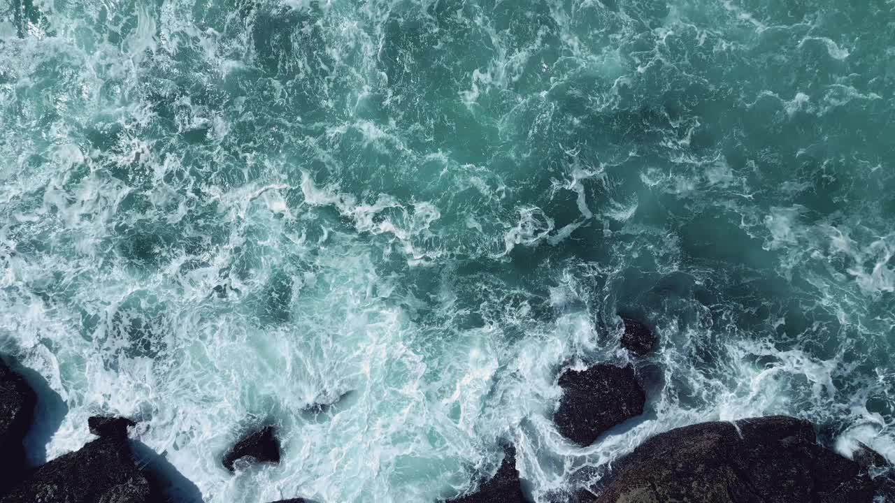 空中的海浪掠过岩石嶙峋的海岸线视频素材