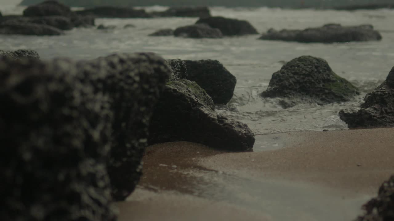 电影般的慢动作拍摄在海上优雅地流入一个令人惊叹的热带火山岩在印度的集合，捕捉自然景观的迷人之美。视频素材