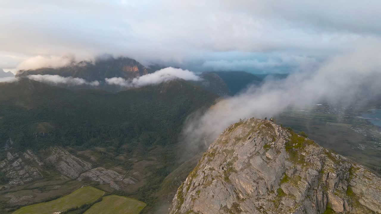 云在山峰上和山之间移动。挪威的观点。Reipa、挪威视频素材