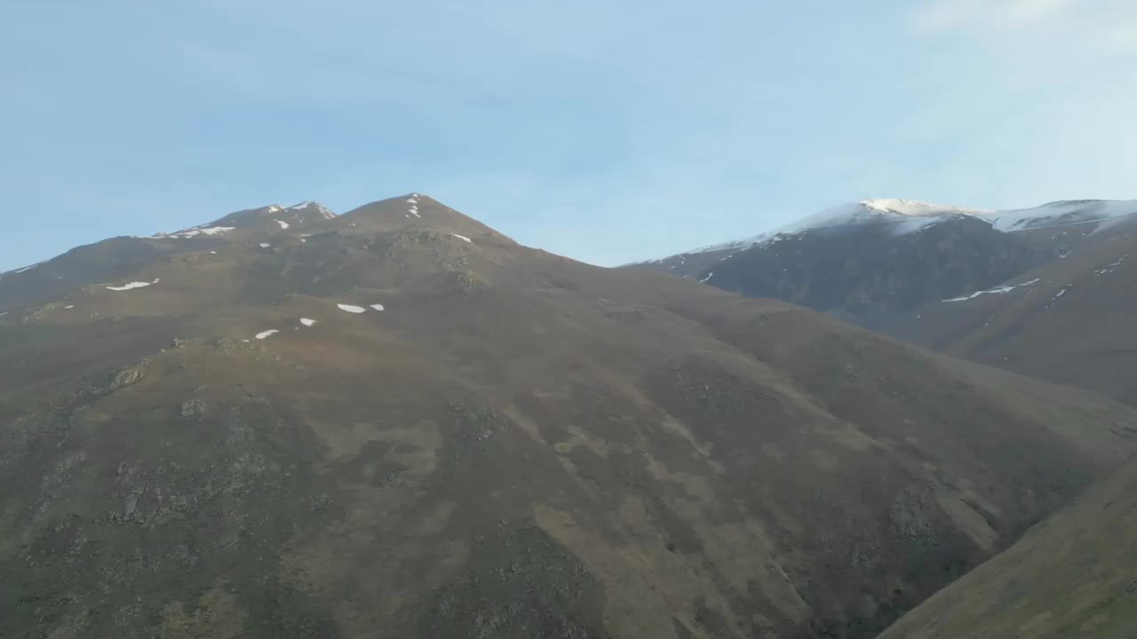 没有植被的岩石灰色山脉在阴霾中有蓝天。无人机视频。视频素材