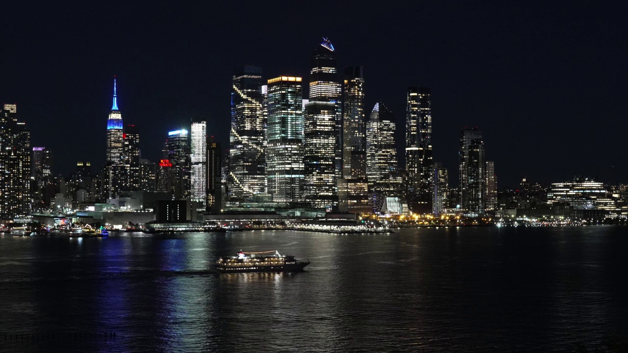 曼哈顿中城和哈德逊河的夜景视频素材